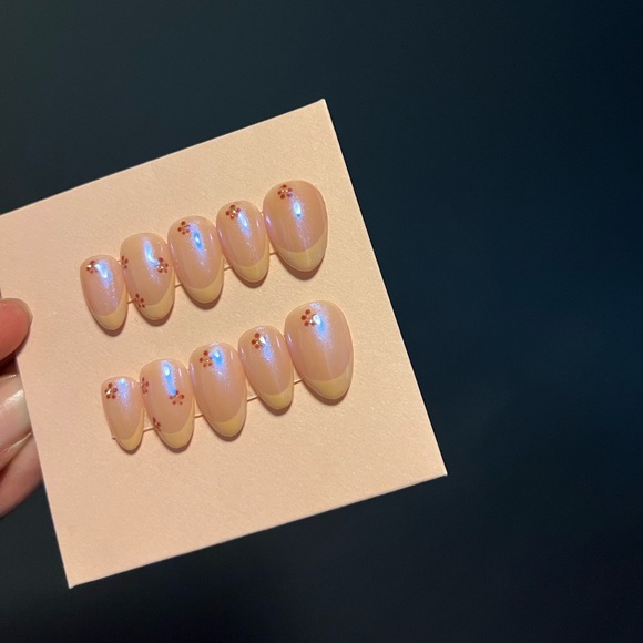 Press on nails - Picture 3 of 4